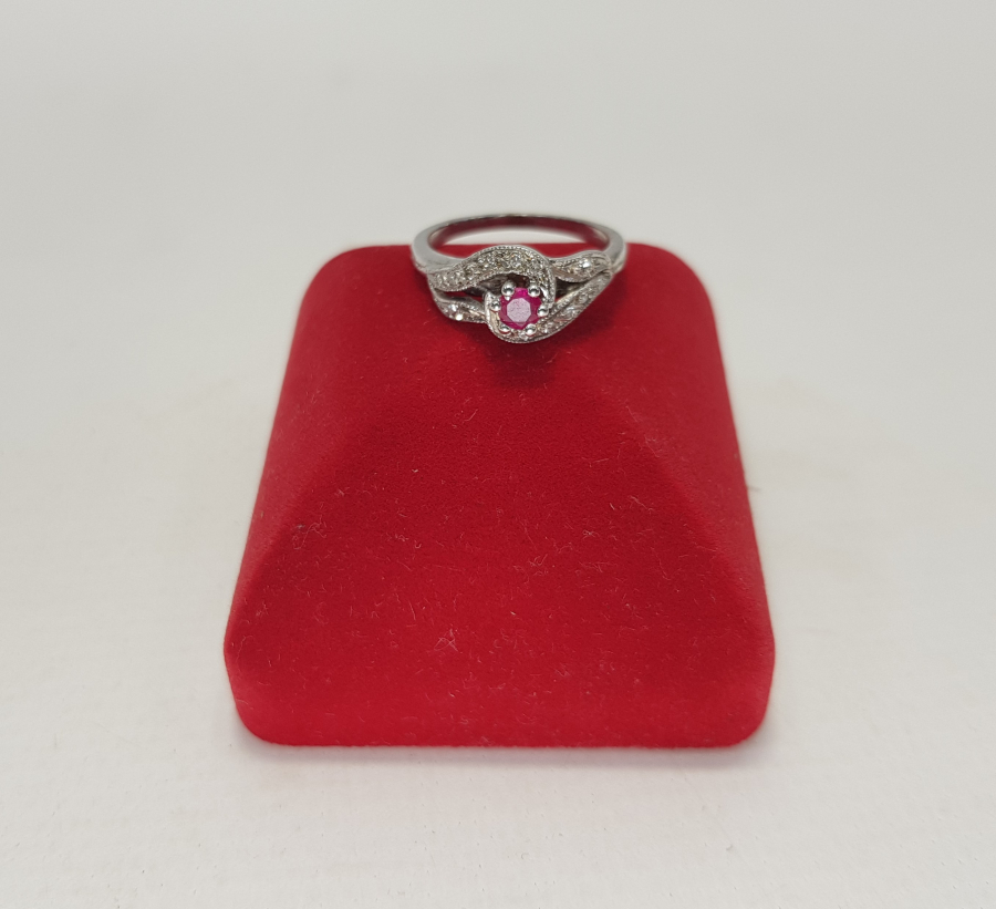 ORTASI YAKUT TAŞLI PIRLANTA YÜZÜK 