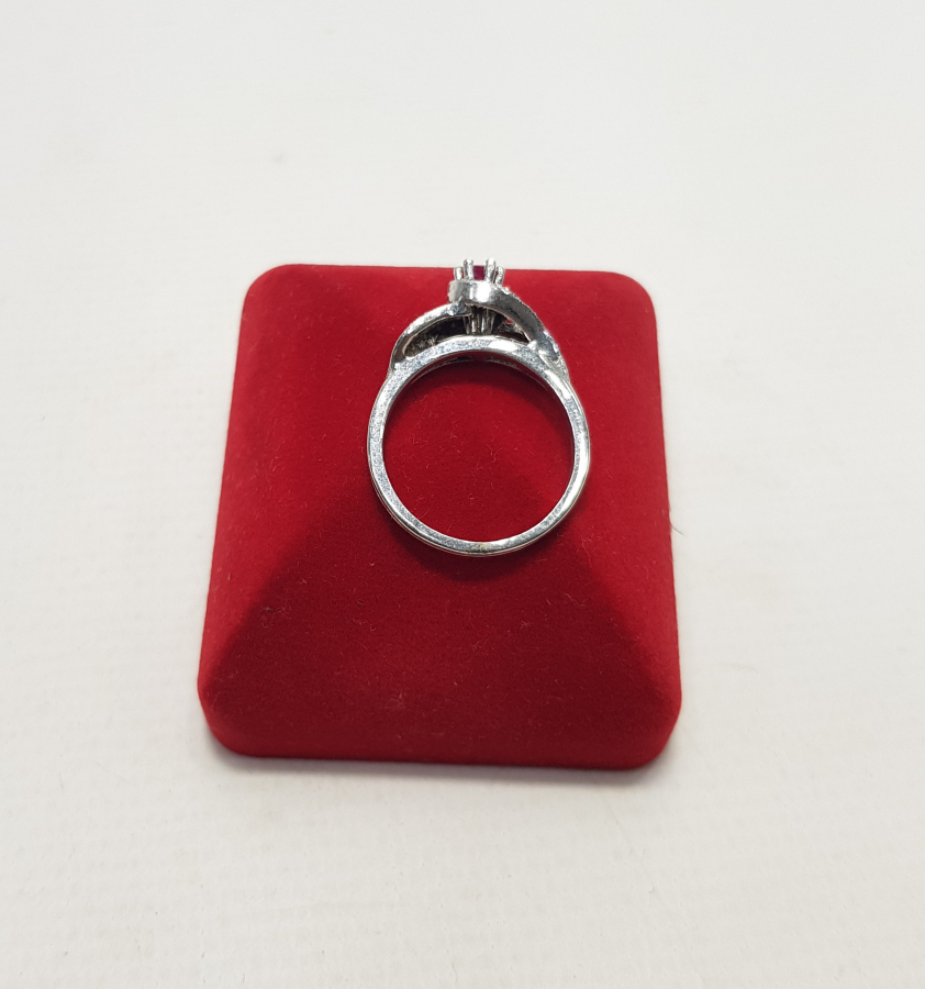 ORTASI YAKUT TAŞLI PIRLANTA YÜZÜK 