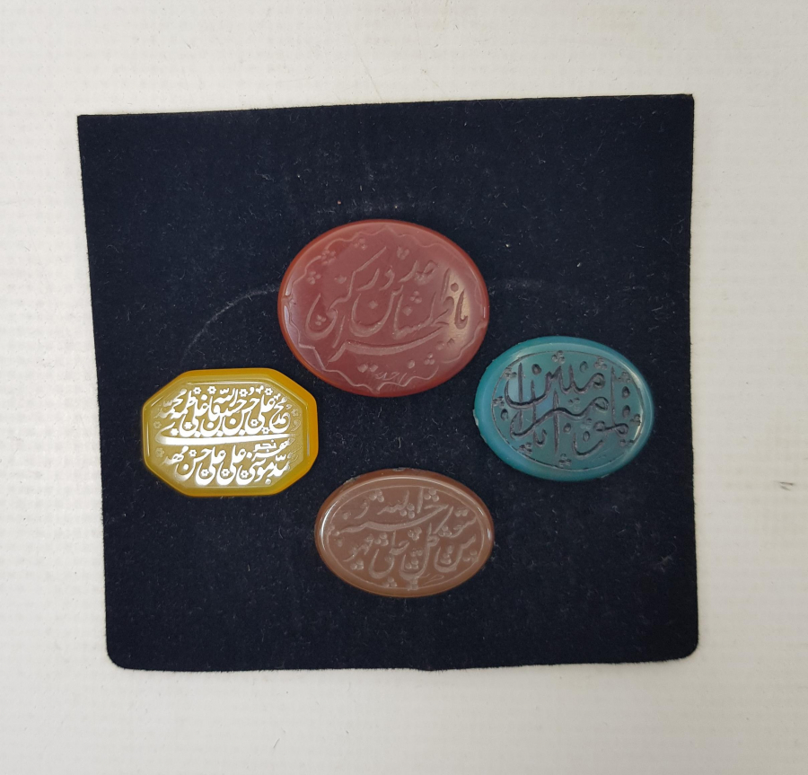 ÜZERLERİ YAZILI 4 ADET AKİK YÜZÜK TAŞI 