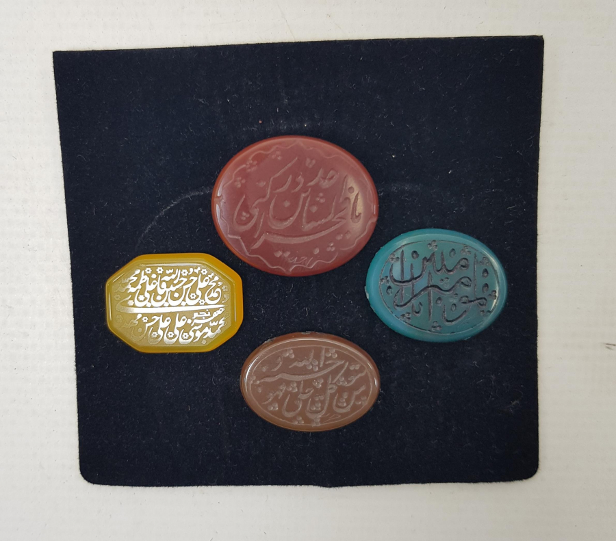 ÜZERLERİ YAZILI 4 ADET AKİK YÜZÜK TAŞI 