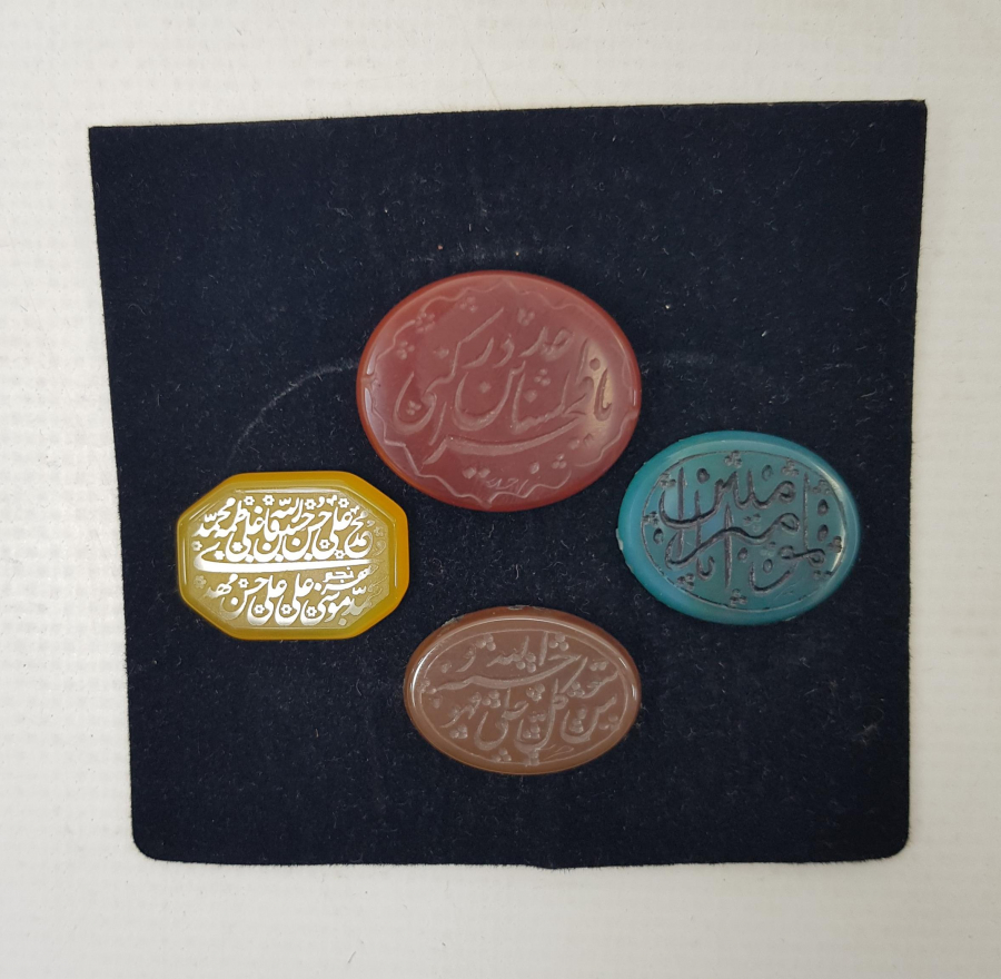 ÜZERLERİ YAZILI 4 ADET AKİK YÜZÜK TAŞI 