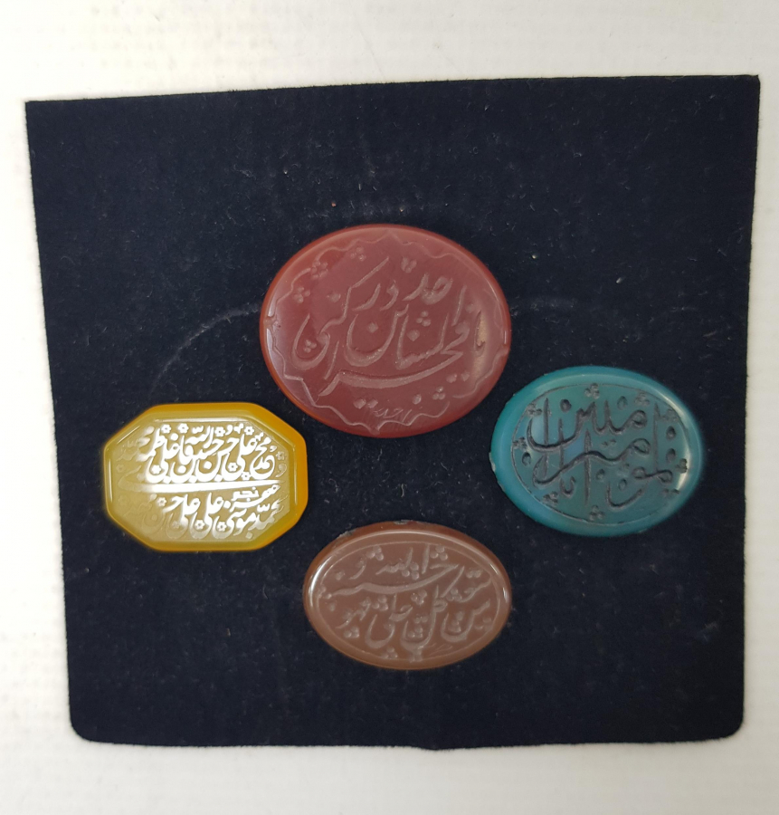 ÜZERLERİ YAZILI 4 ADET AKİK YÜZÜK TAŞI 