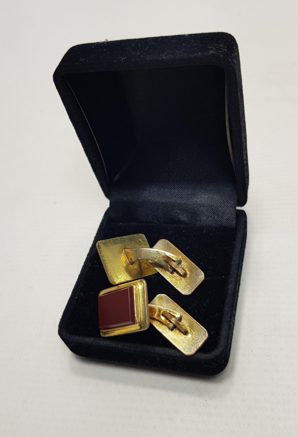 AKİK TAŞLI BİR ÇİFT KOL DÜĞMESİ 