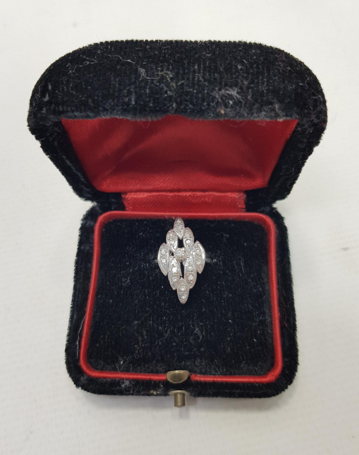 ÇİÇEK FORMLU PIRLANTA YÜZÜK 