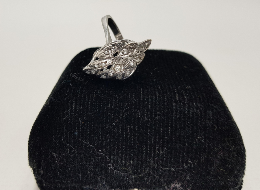 ÇİÇEK FORMLU PIRLANTA YÜZÜK 