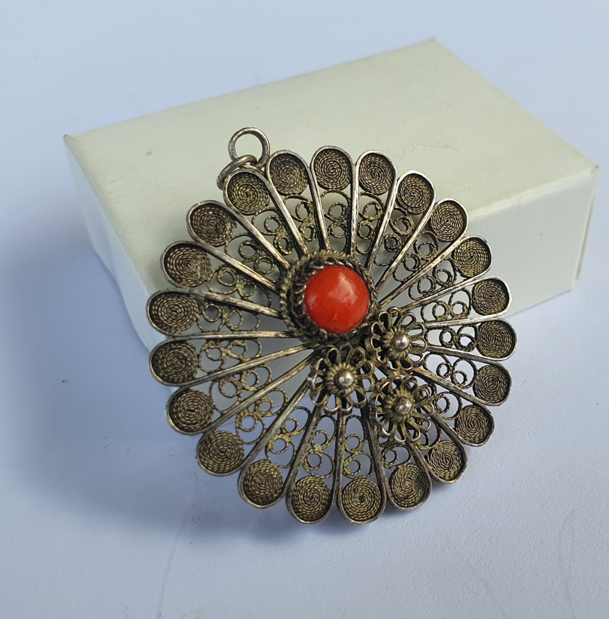 CUMHURİYET BAŞLARI ÖZEL YAPIM MERCAN TAŞLI TELKARİ VE GÜVERSE İŞÇİLİKLİ KOLYE 