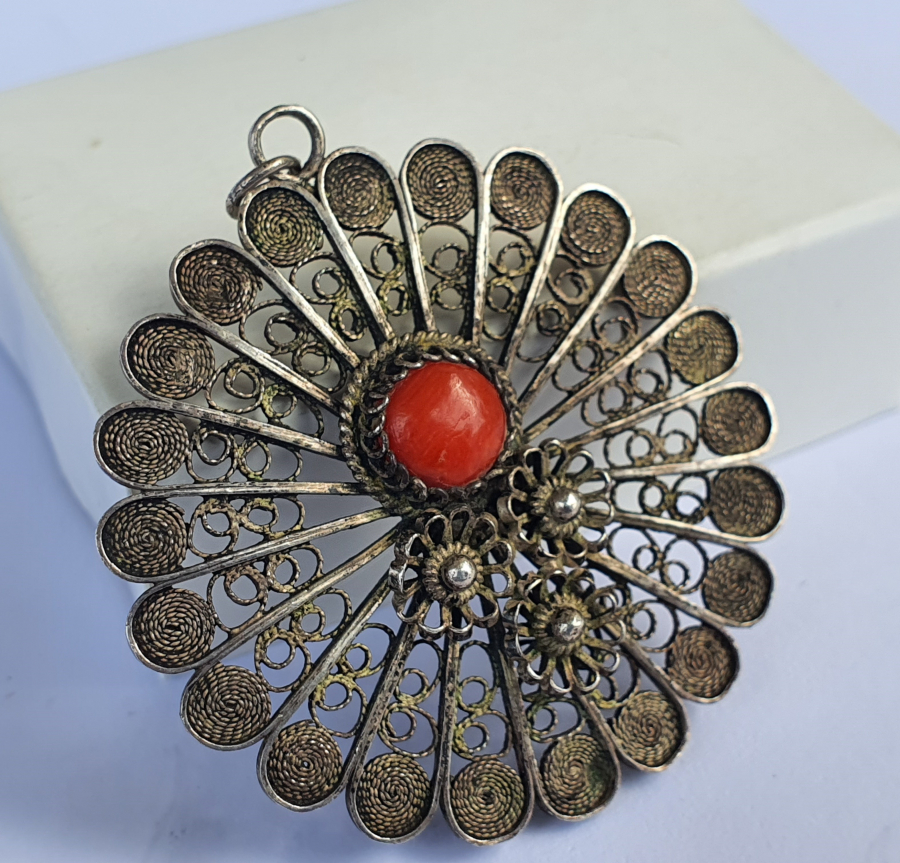 CUMHURİYET BAŞLARI ÖZEL YAPIM MERCAN TAŞLI TELKARİ VE GÜVERSE İŞÇİLİKLİ KOLYE 