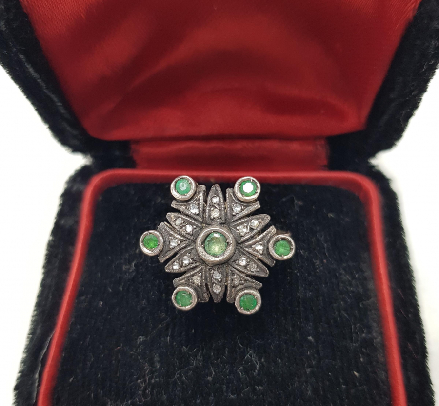 ELMAS VE ZÜMRÜT TAŞLARLA BEZELİ ANTİKA YÜZÜK 