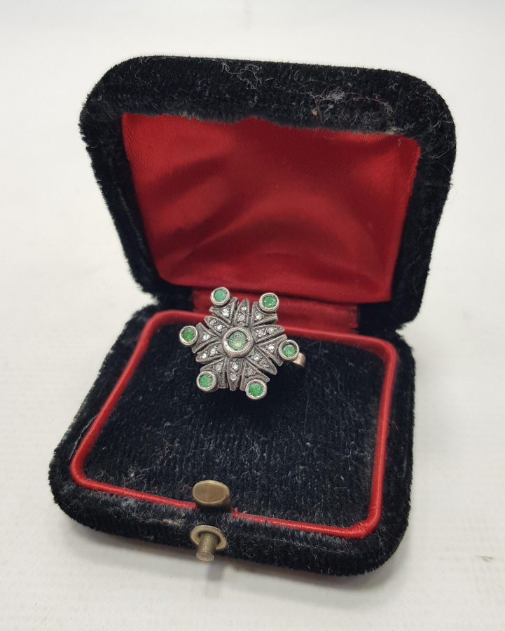 ELMAS VE ZÜMRÜT TAŞLARLA BEZELİ ANTİKA YÜZÜK 