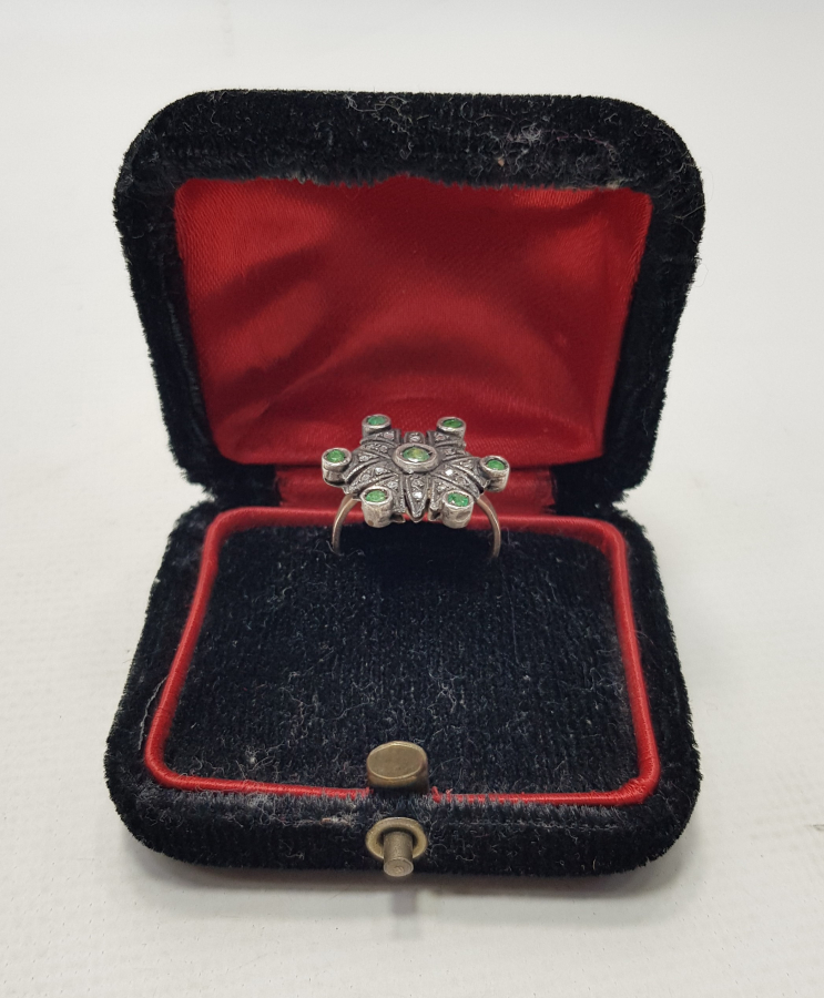 ELMAS VE ZÜMRÜT TAŞLARLA BEZELİ ANTİKA YÜZÜK 