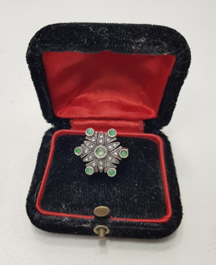 ELMAS VE ZÜMRÜT TAŞLARLA BEZELİ ANTİKA YÜZÜK 