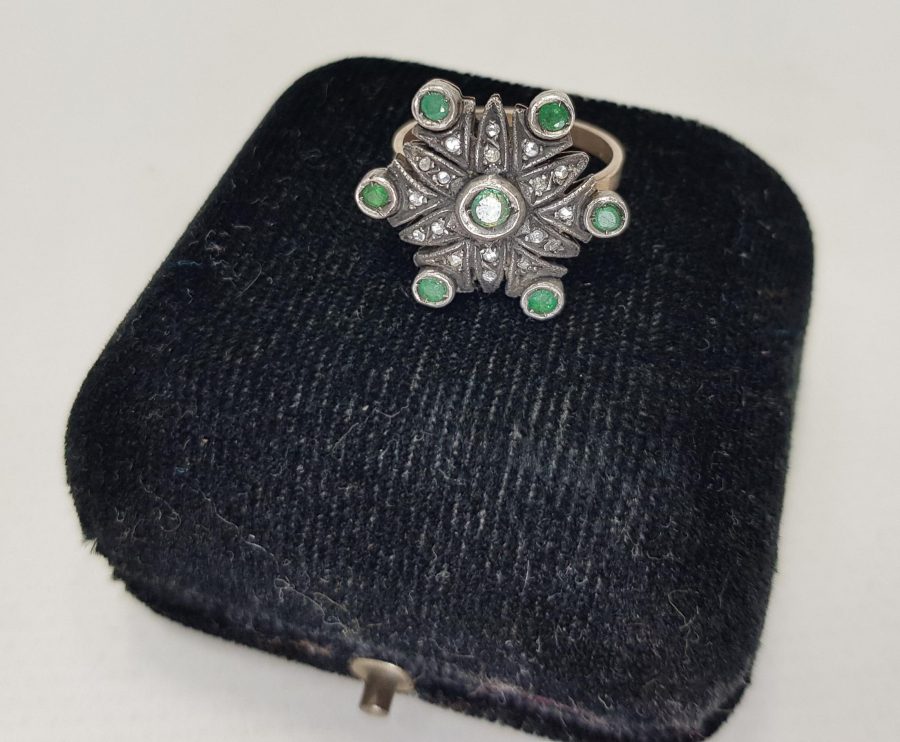 ELMAS VE ZÜMRÜT TAŞLARLA BEZELİ ANTİKA YÜZÜK 