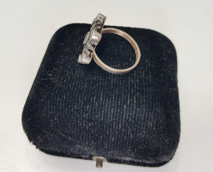 ELMAS VE ZÜMRÜT TAŞLARLA BEZELİ ANTİKA YÜZÜK 