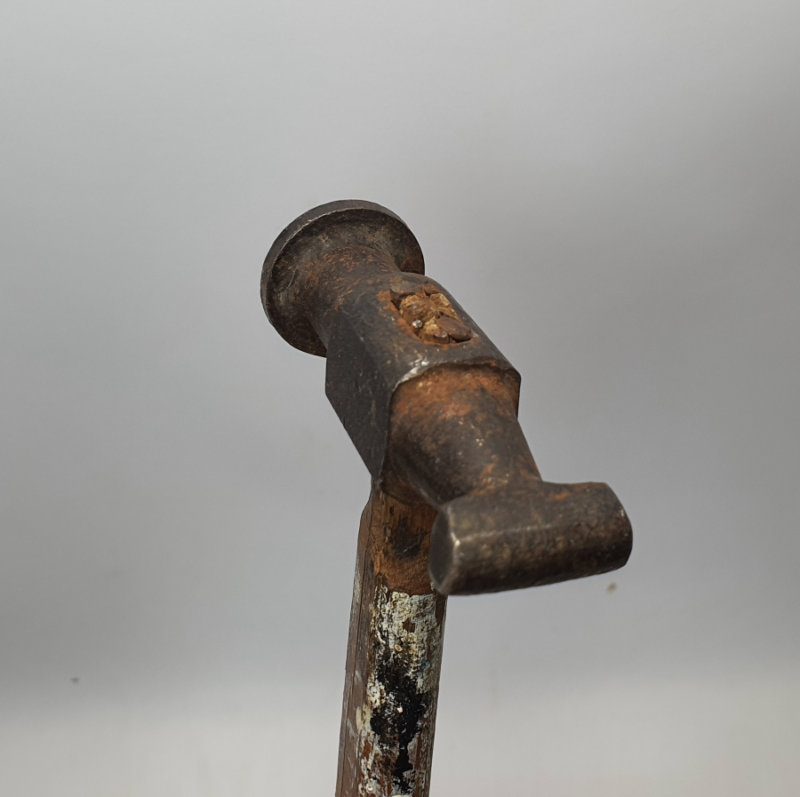 FARKLI FORMDA 1900 BAŞLARI EL DÖVME AYAKKABICI ÇEKİCİ