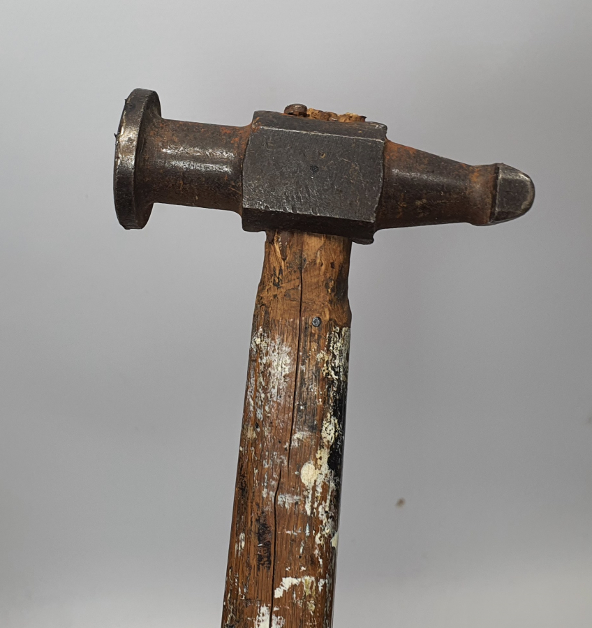 FARKLI FORMDA 1900 BAŞLARI EL DÖVME AYAKKABICI ÇEKİCİ