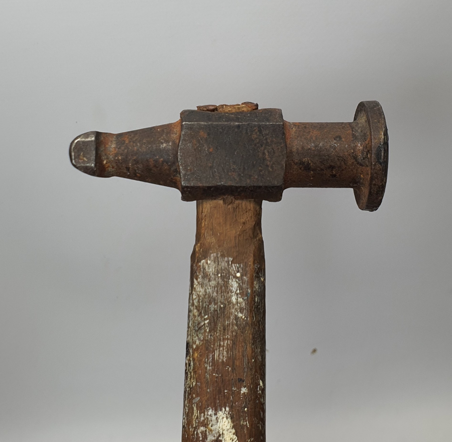 FARKLI FORMDA 1900 BAŞLARI EL DÖVME AYAKKABICI ÇEKİCİ