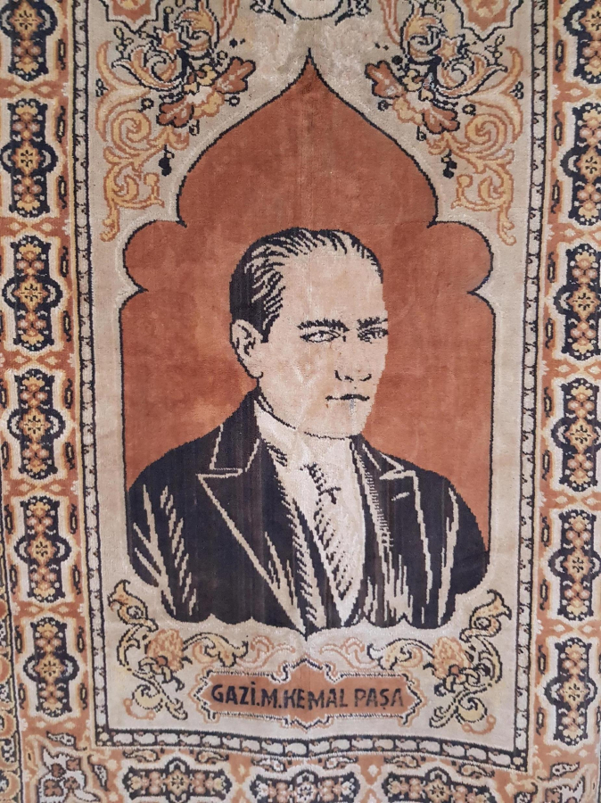 GAZİ M. KEMAL PAŞA YAZILI ATATÜRK GÖRSELLİ DUVAR HALISI 