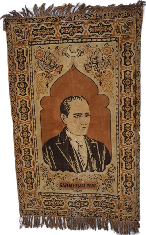 GAZİ M. KEMAL PAŞA YAZILI ATATÜRK GÖRSELLİ DUVAR HALISI 