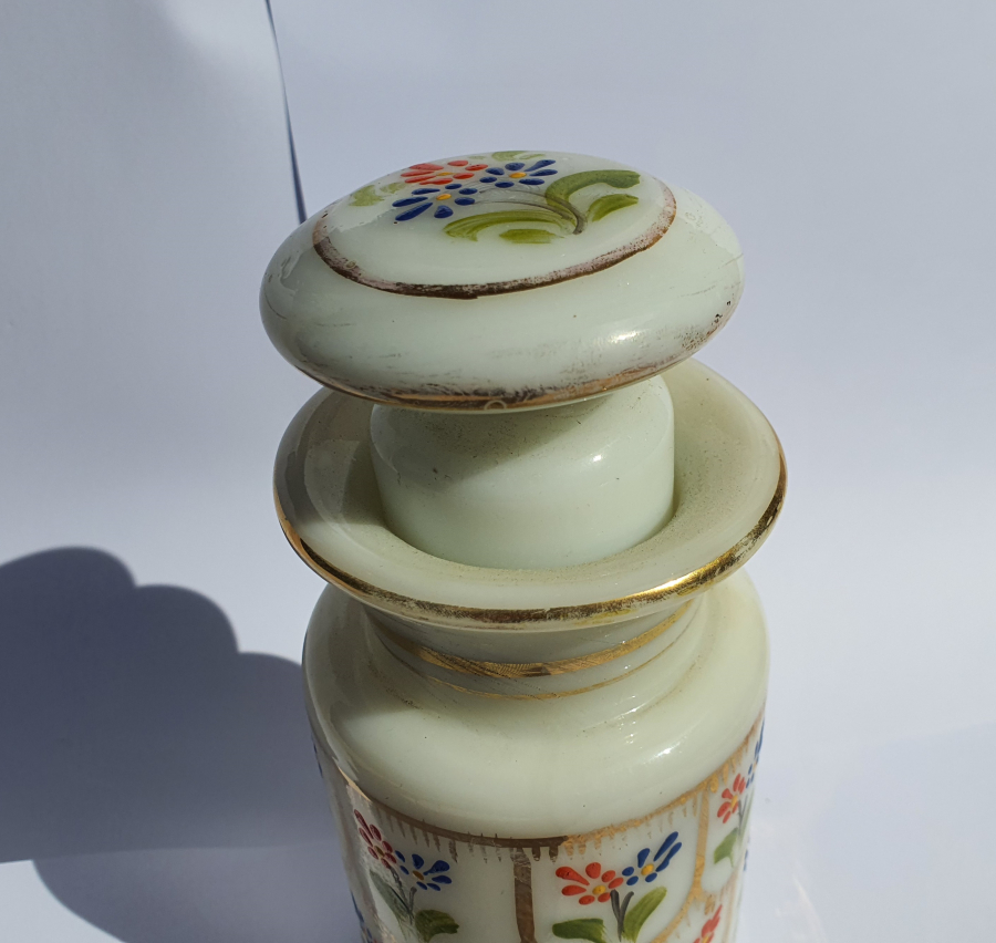 OSMANLI DÖNEMİ BEYKOZ İŞİ KOPARMA VE EL BOYAMA OPAL KAPAKLI KAVANOZ