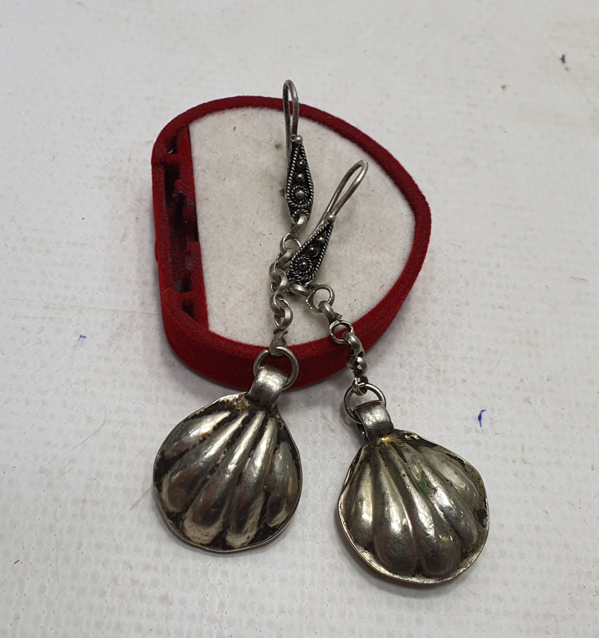 OSMANLI DÖNEMİ DENİZ KABUĞU FORMUNDA AŞIK ZİNCİRLİ GÜMÜŞ KÜPE