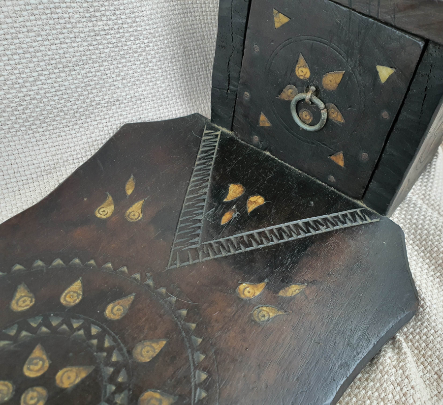 OSMANLI DÖNEMİ ÜZERİ İŞLEMELİ NADİR FORMDA AHŞAP KAHVE DEĞİRMENİ