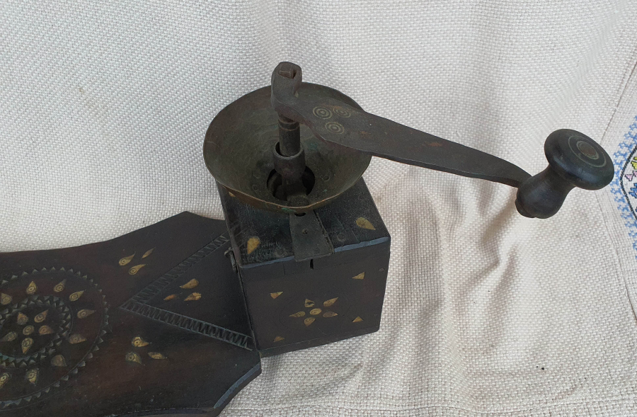 OSMANLI DÖNEMİ ÜZERİ İŞLEMELİ NADİR FORMDA AHŞAP KAHVE DEĞİRMENİ