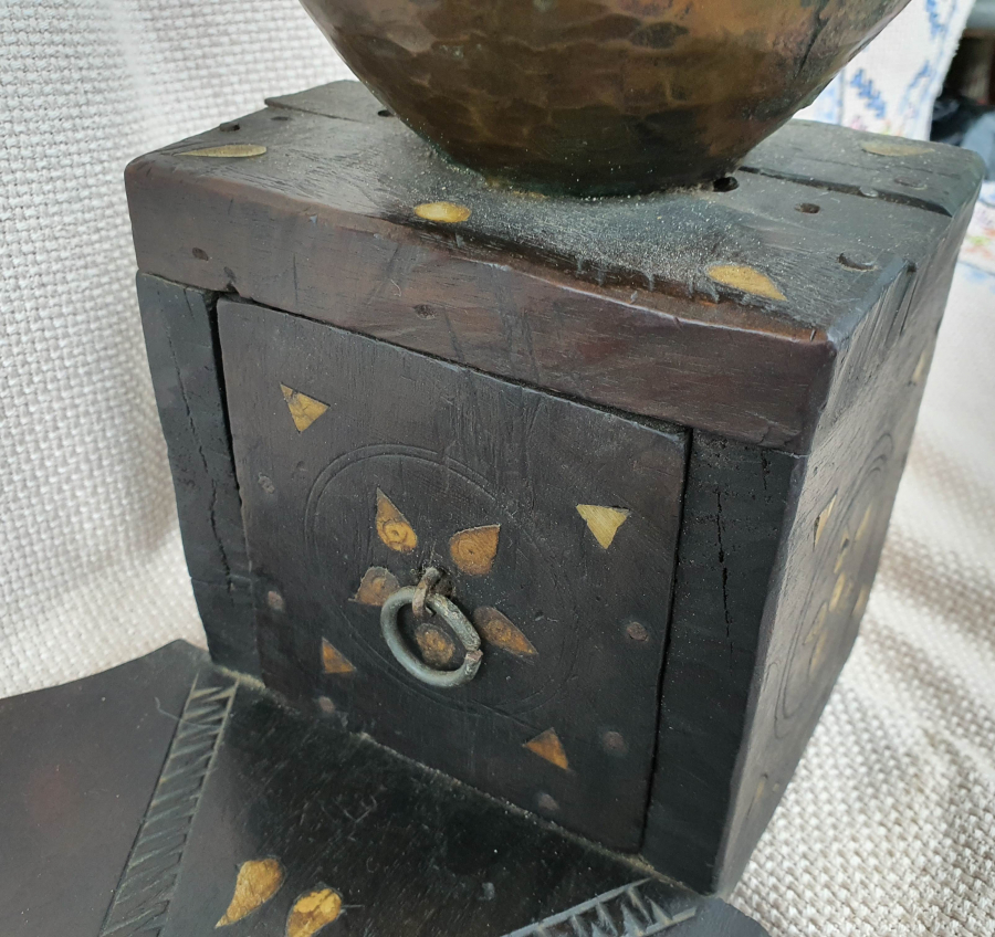 OSMANLI DÖNEMİ ÜZERİ İŞLEMELİ NADİR FORMDA AHŞAP KAHVE DEĞİRMENİ