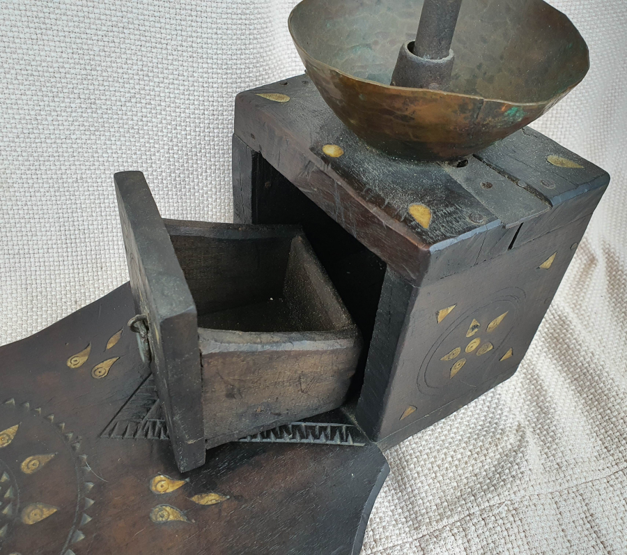 OSMANLI DÖNEMİ ÜZERİ İŞLEMELİ NADİR FORMDA AHŞAP KAHVE DEĞİRMENİ