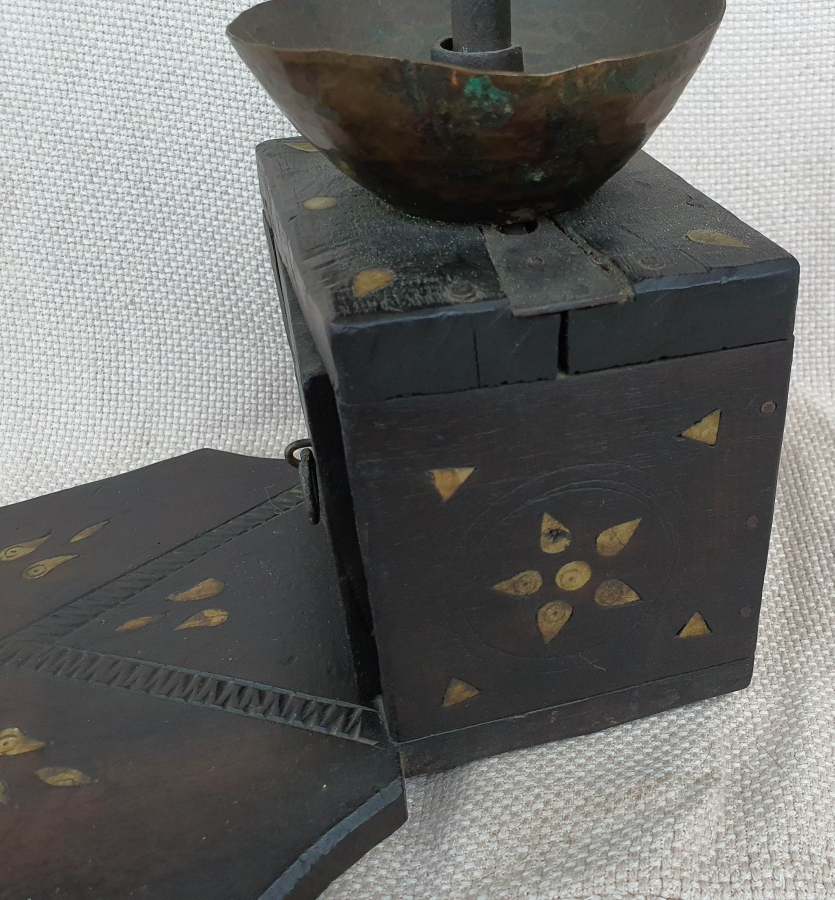 OSMANLI DÖNEMİ ÜZERİ İŞLEMELİ NADİR FORMDA AHŞAP KAHVE DEĞİRMENİ