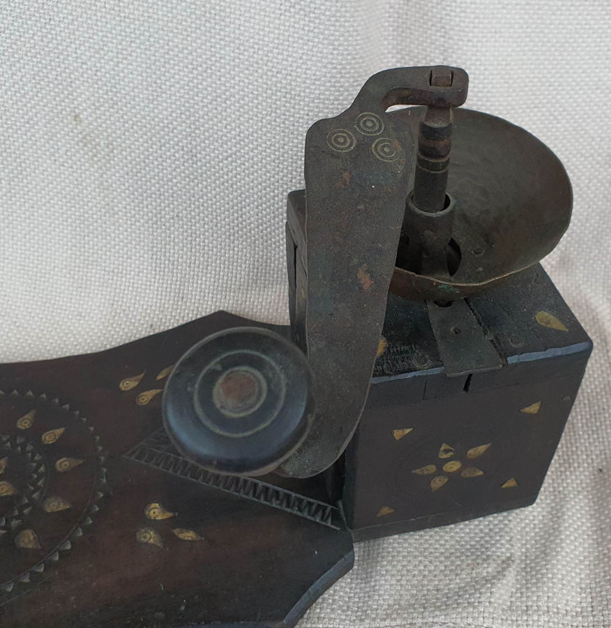 OSMANLI DÖNEMİ ÜZERİ İŞLEMELİ NADİR FORMDA AHŞAP KAHVE DEĞİRMENİ