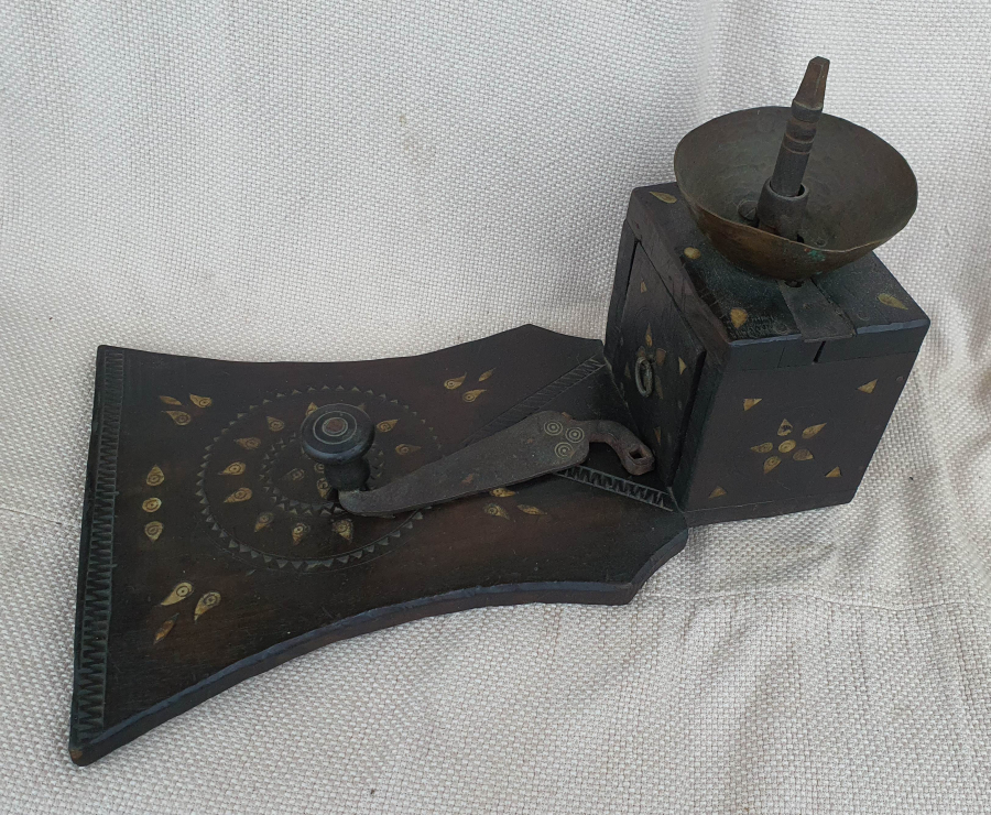 OSMANLI DÖNEMİ ÜZERİ İŞLEMELİ NADİR FORMDA AHŞAP KAHVE DEĞİRMENİ