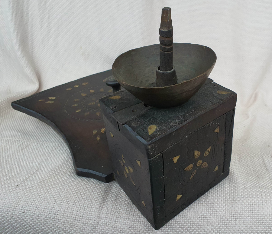 OSMANLI DÖNEMİ ÜZERİ İŞLEMELİ NADİR FORMDA AHŞAP KAHVE DEĞİRMENİ