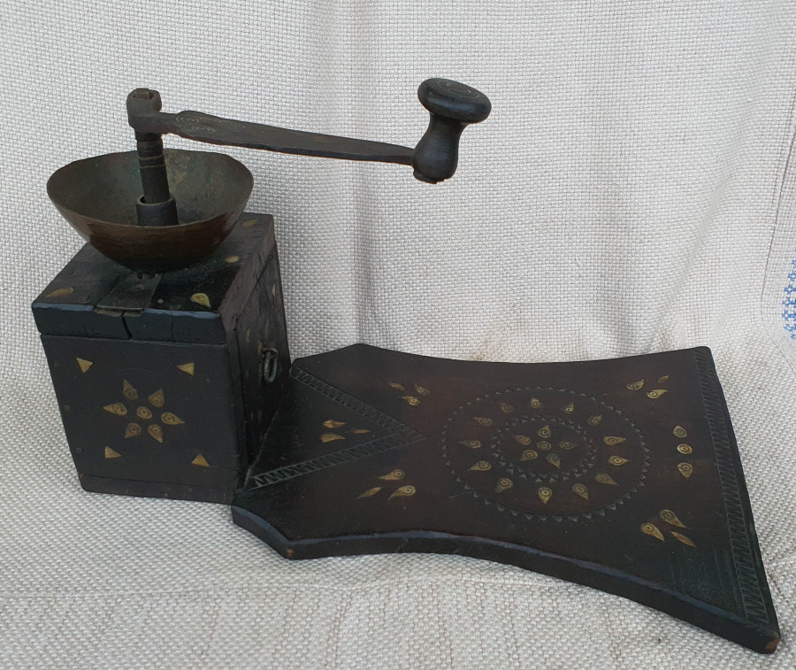 OSMANLI DÖNEMİ ÜZERİ İŞLEMELİ NADİR FORMDA AHŞAP KAHVE DEĞİRMENİ