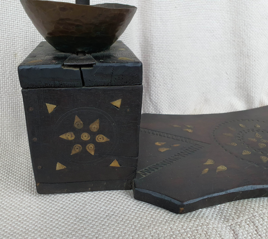 OSMANLI DÖNEMİ ÜZERİ İŞLEMELİ NADİR FORMDA AHŞAP KAHVE DEĞİRMENİ