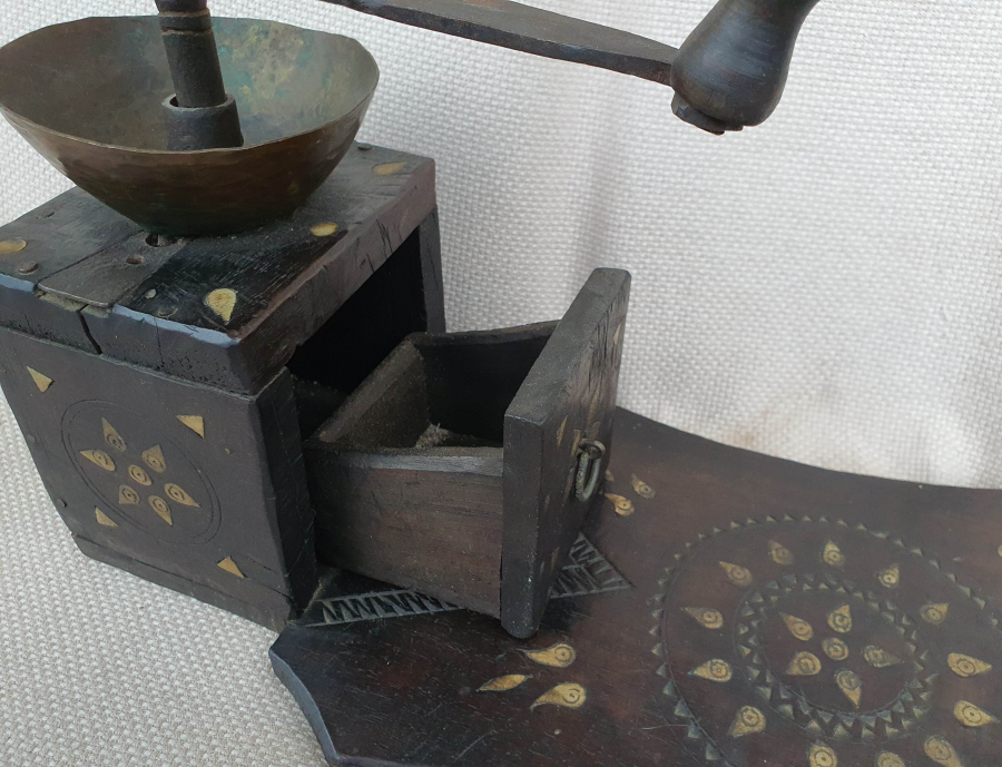 OSMANLI DÖNEMİ ÜZERİ İŞLEMELİ NADİR FORMDA AHŞAP KAHVE DEĞİRMENİ