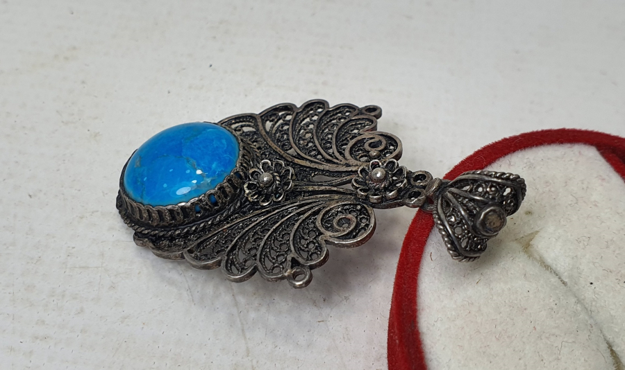 TELKARİ İŞÇİLİKLİ ÜZERİ TURKUAZ TAŞLI GÜMÜŞ KOLYE UCU