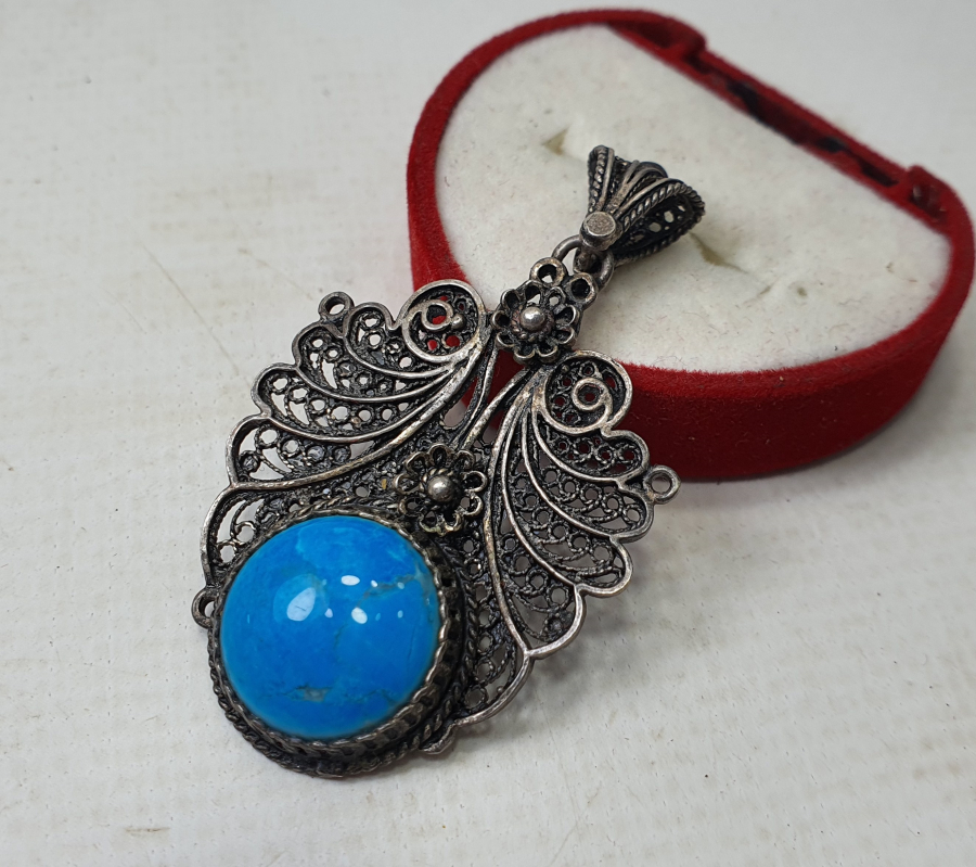 TELKARİ İŞÇİLİKLİ ÜZERİ TURKUAZ TAŞLI GÜMÜŞ KOLYE UCU