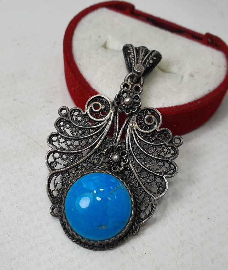 TELKARİ İŞÇİLİKLİ ÜZERİ TURKUAZ TAŞLI GÜMÜŞ KOLYE UCU