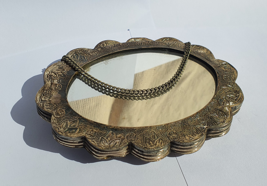 ÜZERİ KABARTMA İŞÇİLİKLİ GÜMÜŞ DUVAR AYNASI