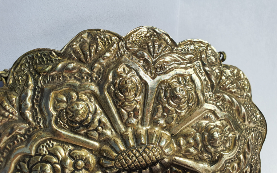 ÜZERİ KABARTMA İŞÇİLİKLİ GÜMÜŞ DUVAR AYNASI