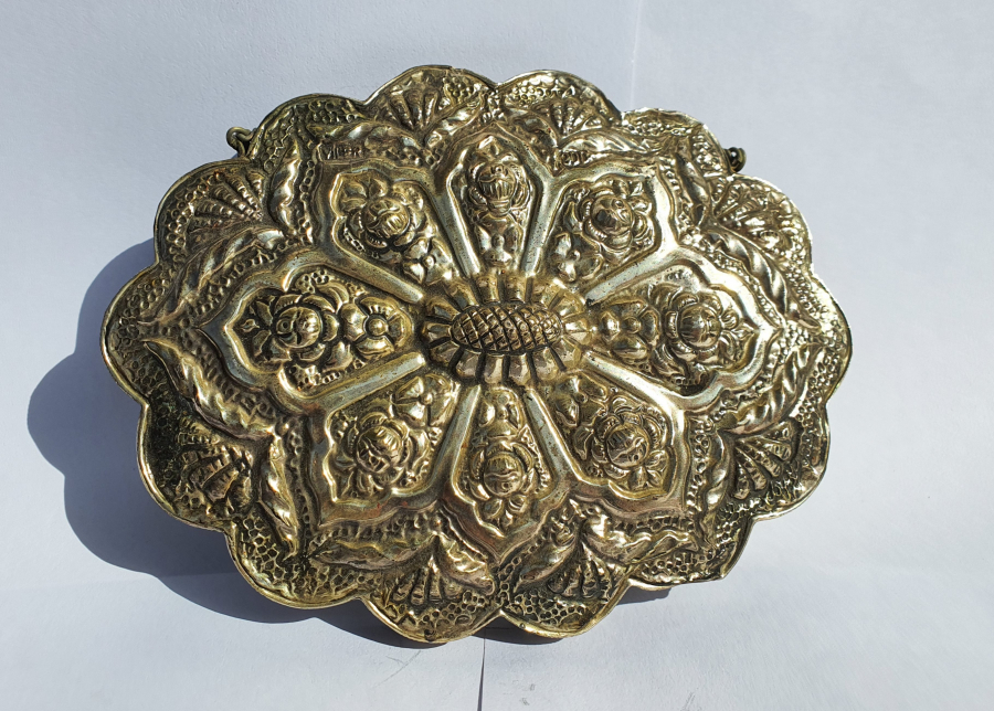 ÜZERİ KABARTMA İŞÇİLİKLİ GÜMÜŞ DUVAR AYNASI