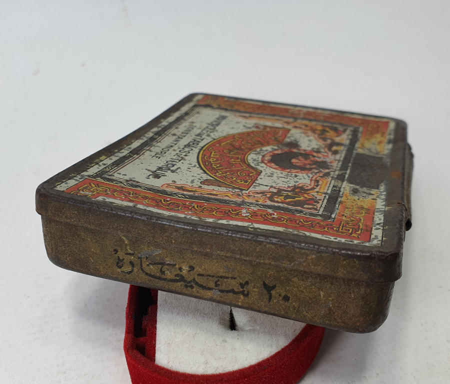 ÜZERİ VE YANLARI OSMANLICA YAZILI OSMANLI DÖNEMİ SİGARA TABAKASI