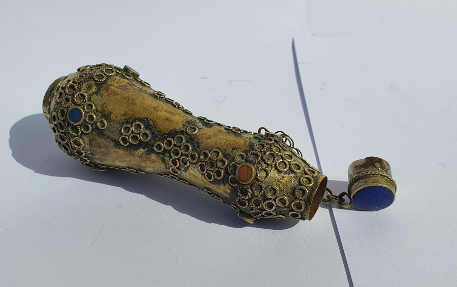 ÜZERİNDE DOĞAL TAŞLAR BULUNAN ANTİKA TÜRKMEN İŞİ KOKULUK