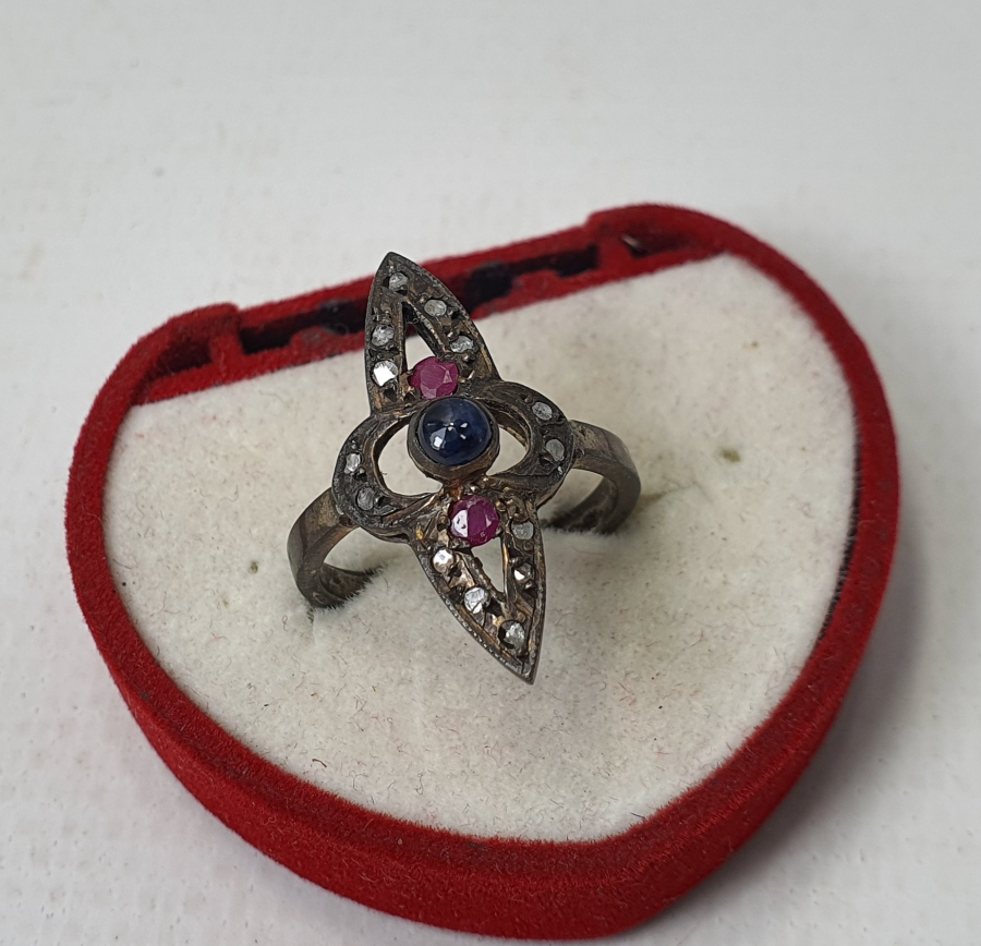 ÜZERİNDE ELMAS VE YAKUT TAŞLAR BULUNAN YÜZÜK