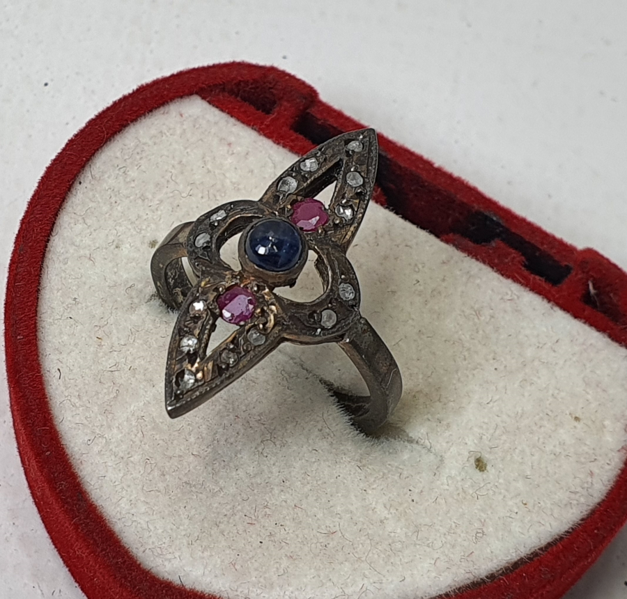 ÜZERİNDE ELMAS VE YAKUT TAŞLAR BULUNAN YÜZÜK