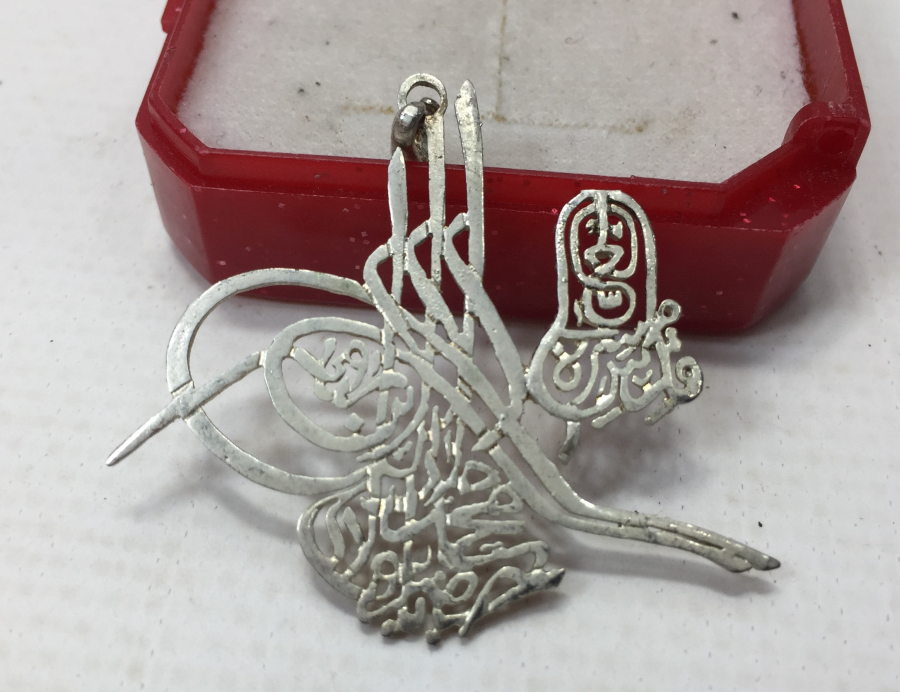 ÜZERİNDE YA HAZRETİ MEVLANA CELALEDİN -İ RUMİ YAZILI TUĞRA VE SİKKE FORMUNDA GÜMÜŞ KOLYE UCU