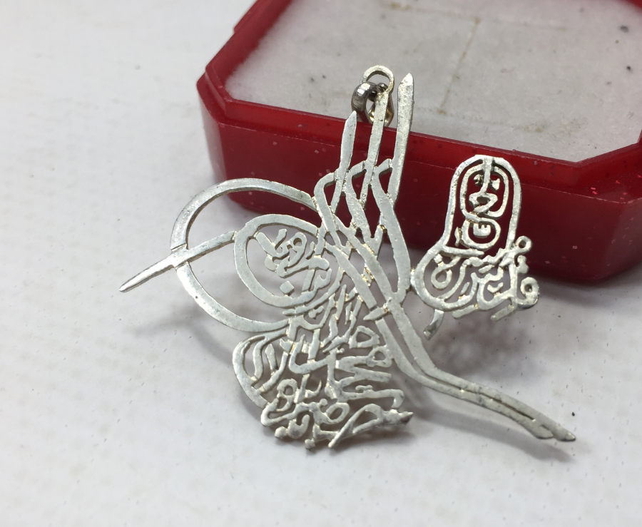 ÜZERİNDE YA HAZRETİ MEVLANA CELALEDİN -İ RUMİ YAZILI TUĞRA VE SİKKE FORMUNDA GÜMÜŞ KOLYE UCU