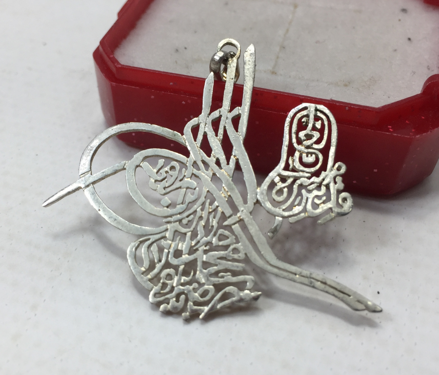 ÜZERİNDE YA HAZRETİ MEVLANA CELALEDİN -İ RUMİ YAZILI TUĞRA VE SİKKE FORMUNDA GÜMÜŞ KOLYE UCU