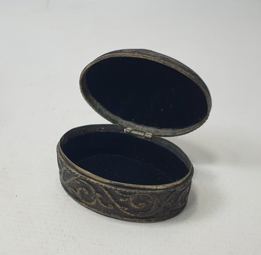 OSMANLI DÖNEMİ BRONZDAN MAMUL KABARTMA İŞÇİLİKLİ ENFİYE KUTUSU