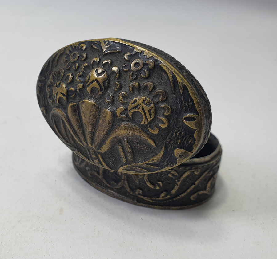 OSMANLI DÖNEMİ BRONZDAN MAMUL KABARTMA İŞÇİLİKLİ ENFİYE KUTUSU